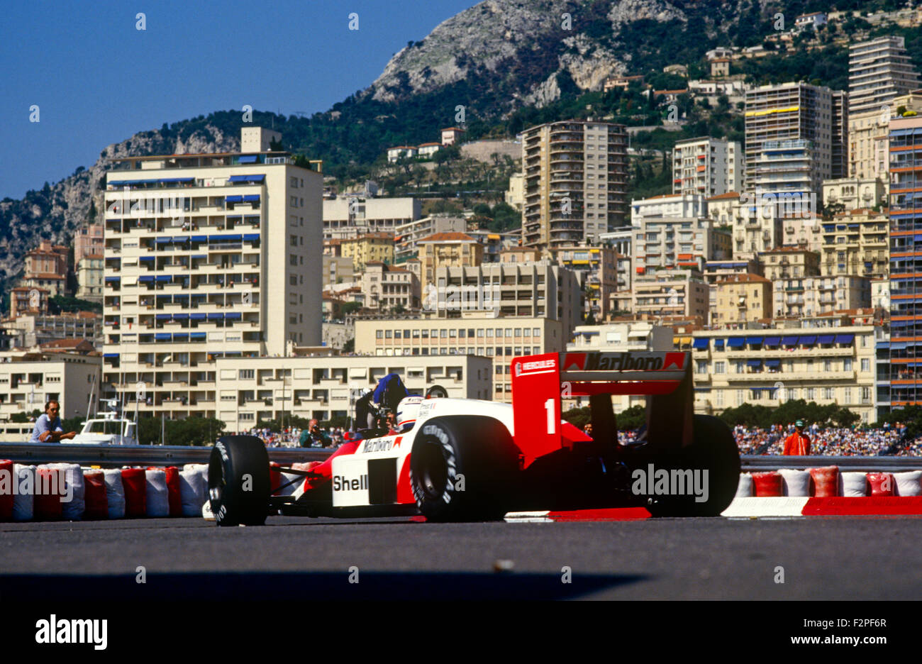 Alain Prost nella sua McLaren TAG al GP di Monaco a Monte Carlo 1987 Foto Stock