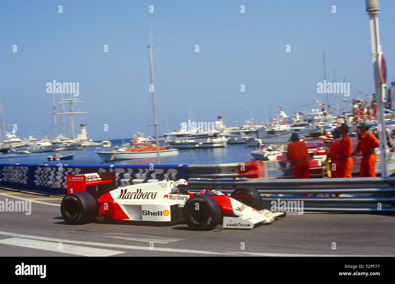 Alain Prost nella sua McLaren TAG Porsche al GP di Monaco a Monte Carlo 1987 Foto Stock