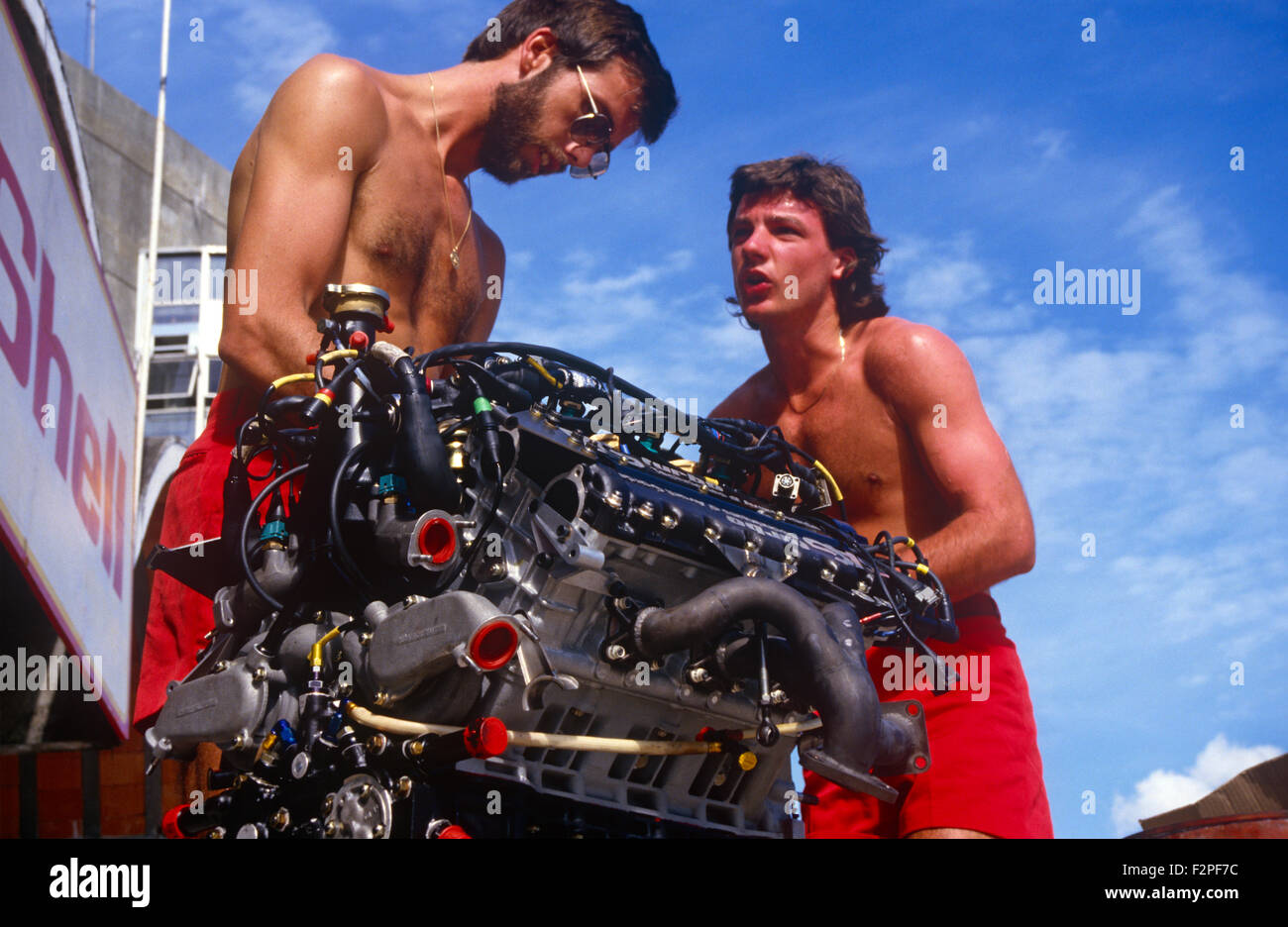 Il team McLaren meccanica lavorando su un tag McLaren Turbo V6 motore di F1 Foto Stock