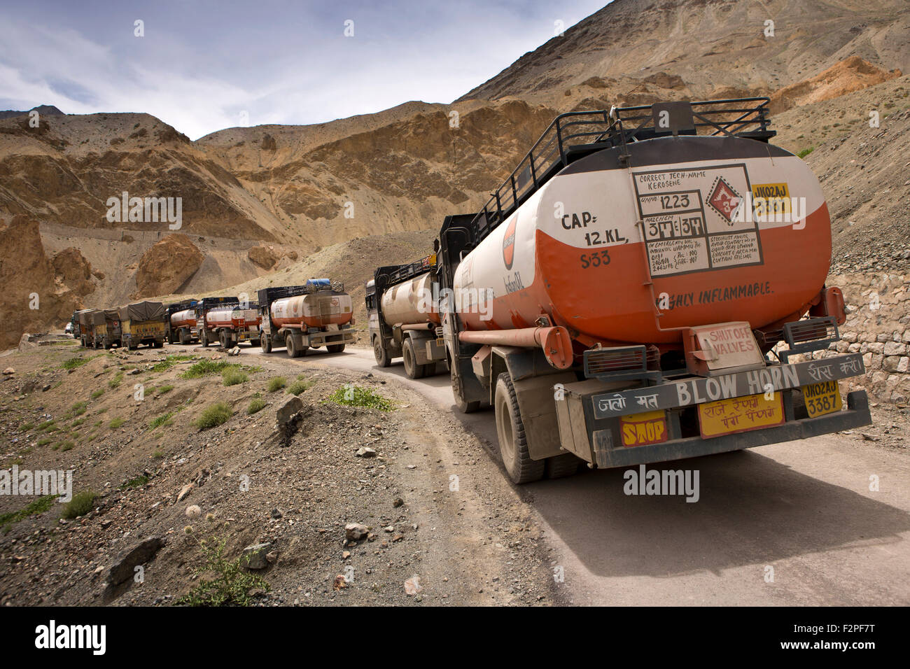 India, Jammu e Kashmir, Ladakh, Lamayaru alla linea Khalsi indiana di olio di navi cisterna per il trasporto di carburante su strette strade di montagna Foto Stock