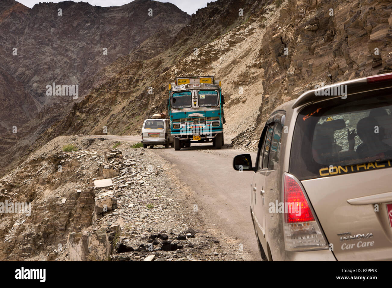 India, Jammu e Kashmir, Ladakh, Lamayaru di Khalsi road carrello passante auto su strette strade di montagna Foto Stock