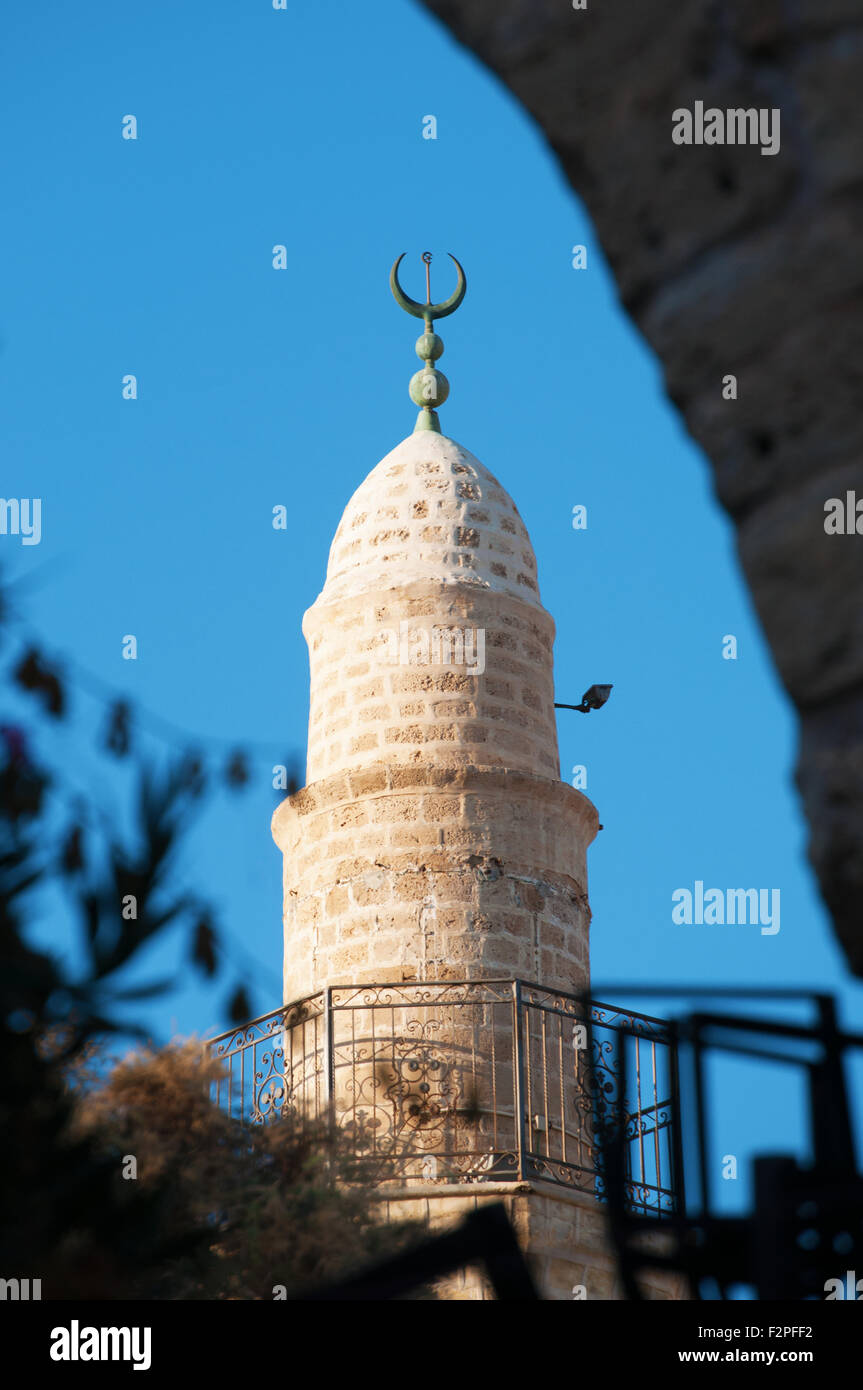 Medio Oriente, giorno di estate: il minareto di Al Bahr moschea nella città vecchia di Jaffa, Tel Aviv Yafo, Israele Foto Stock