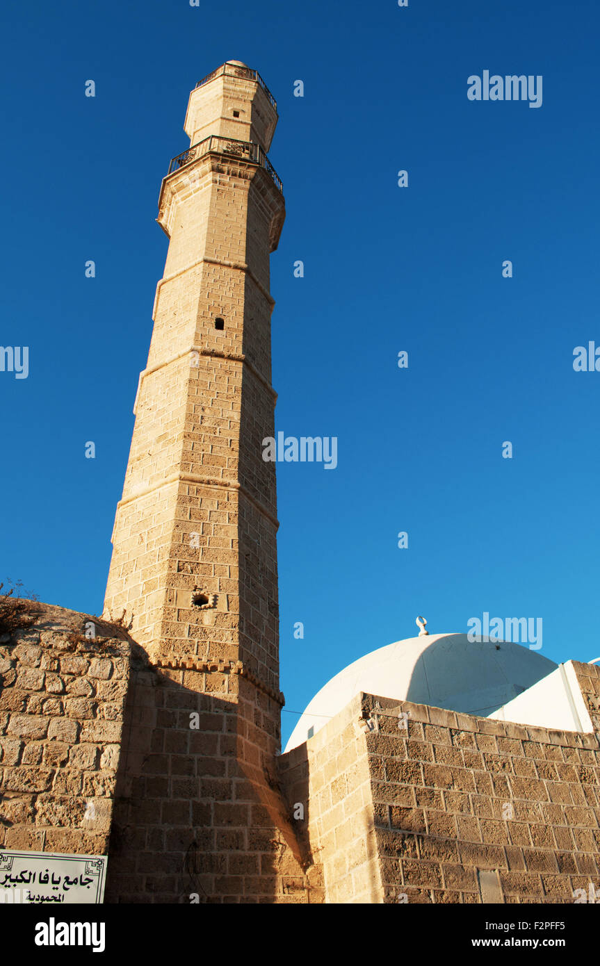 Medio Oriente, Israele, giorno di estate: la Moschea Mahmoudiya (la grande moschea con il suo minareto nella città vecchia di Jaffa, Tel Aviv Yafo Foto Stock