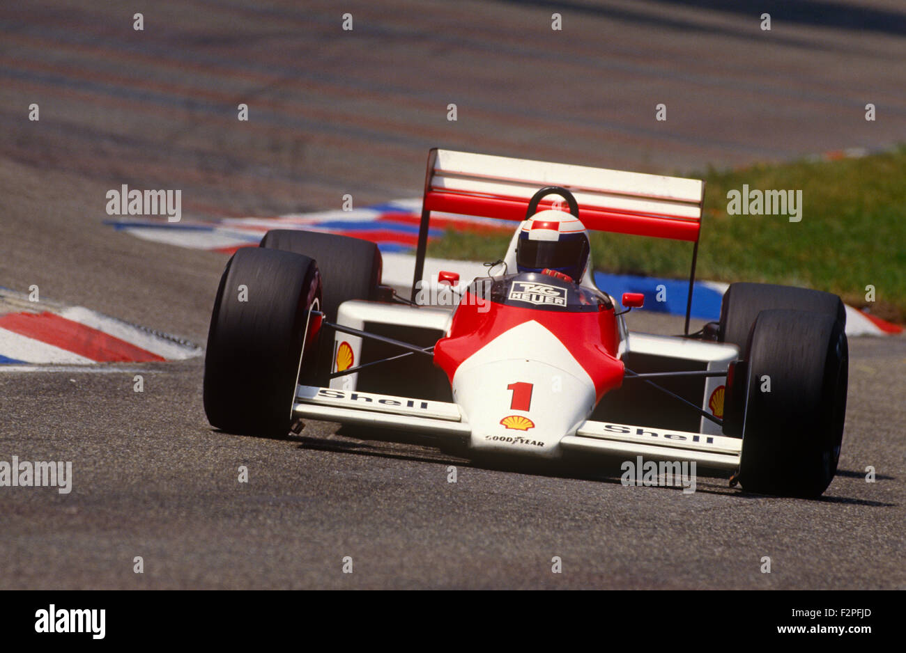 Alain Prost nella sua McLaren TAG Porsche 1987 Foto Stock