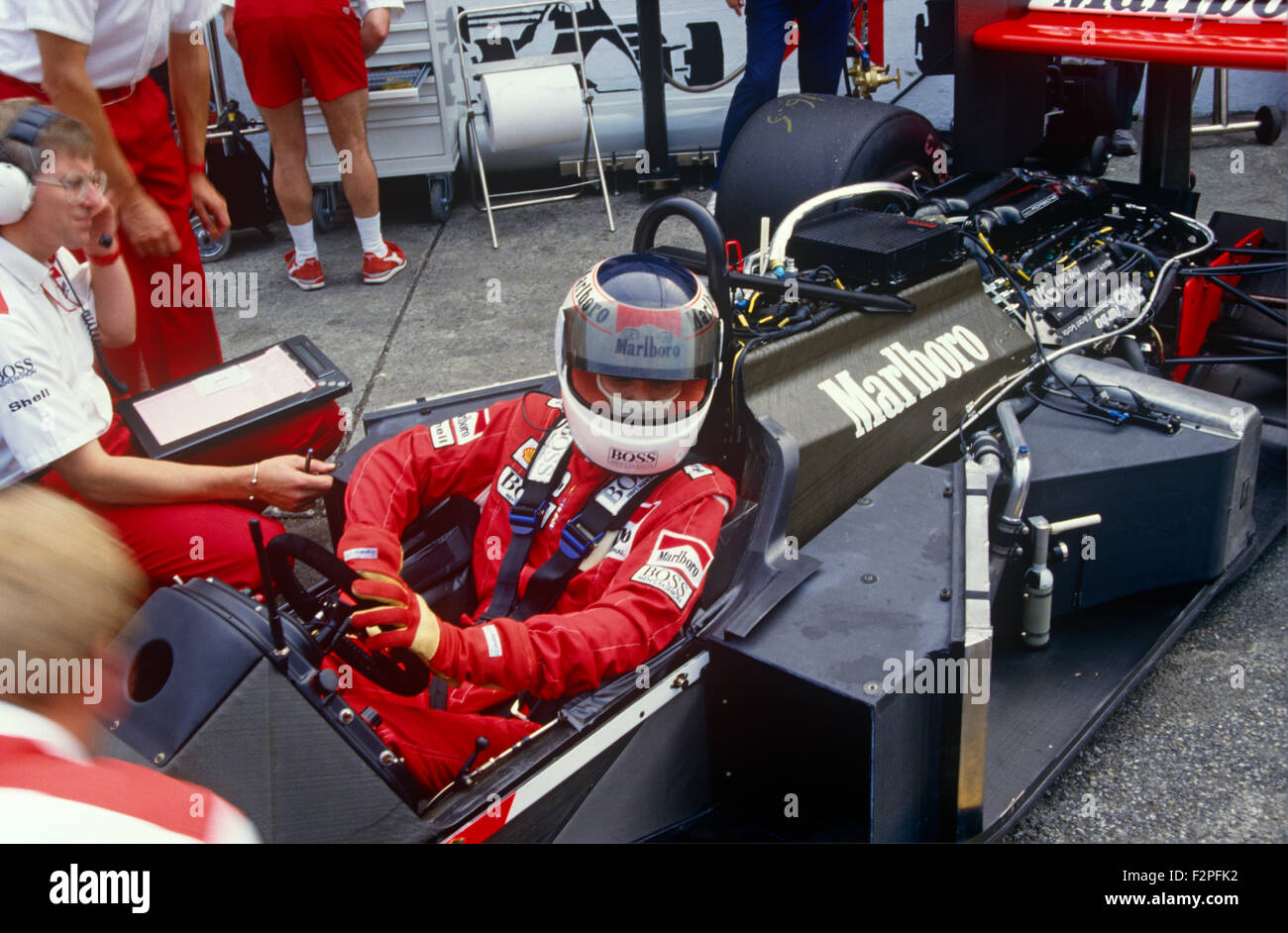 Stefan Johansson seduto nell'abitacolo della sua McLaren nel box 1987 Foto Stock