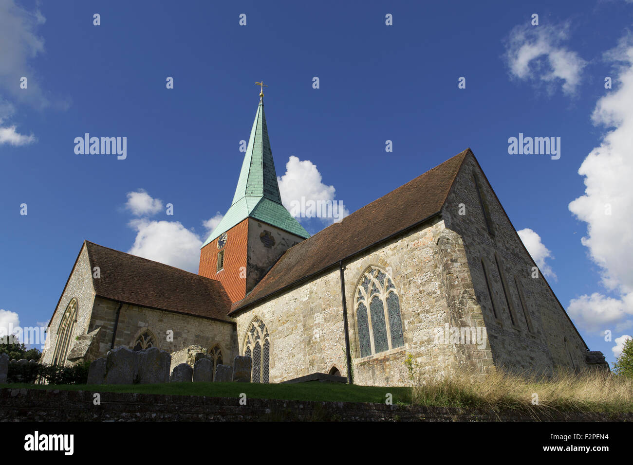 St Mary e St Gabriel Parish Church nel villaggio di South Harting, Sussex occidentale. Inquadratura ad angolo basso da sotto il livello del sagrato. Foto Stock