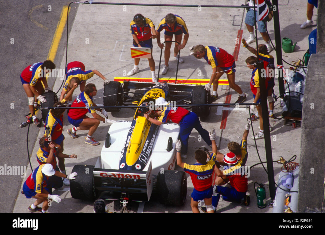 Nigel Mansell nella sua Williams Honda a un pit-stop 1987 Foto Stock