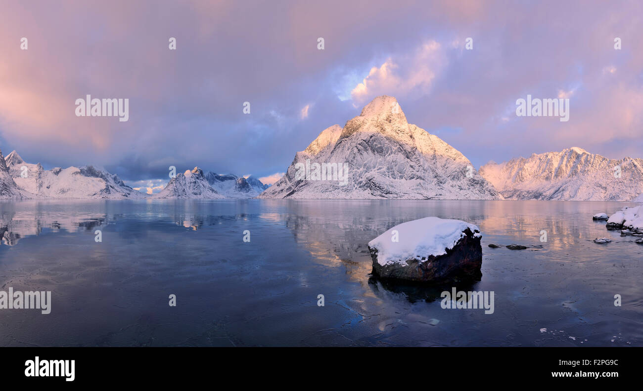 Norvegia, Olstind, Reine, Reinefjord, Lofoten, Olstind montagna vicino a tramonto Foto Stock