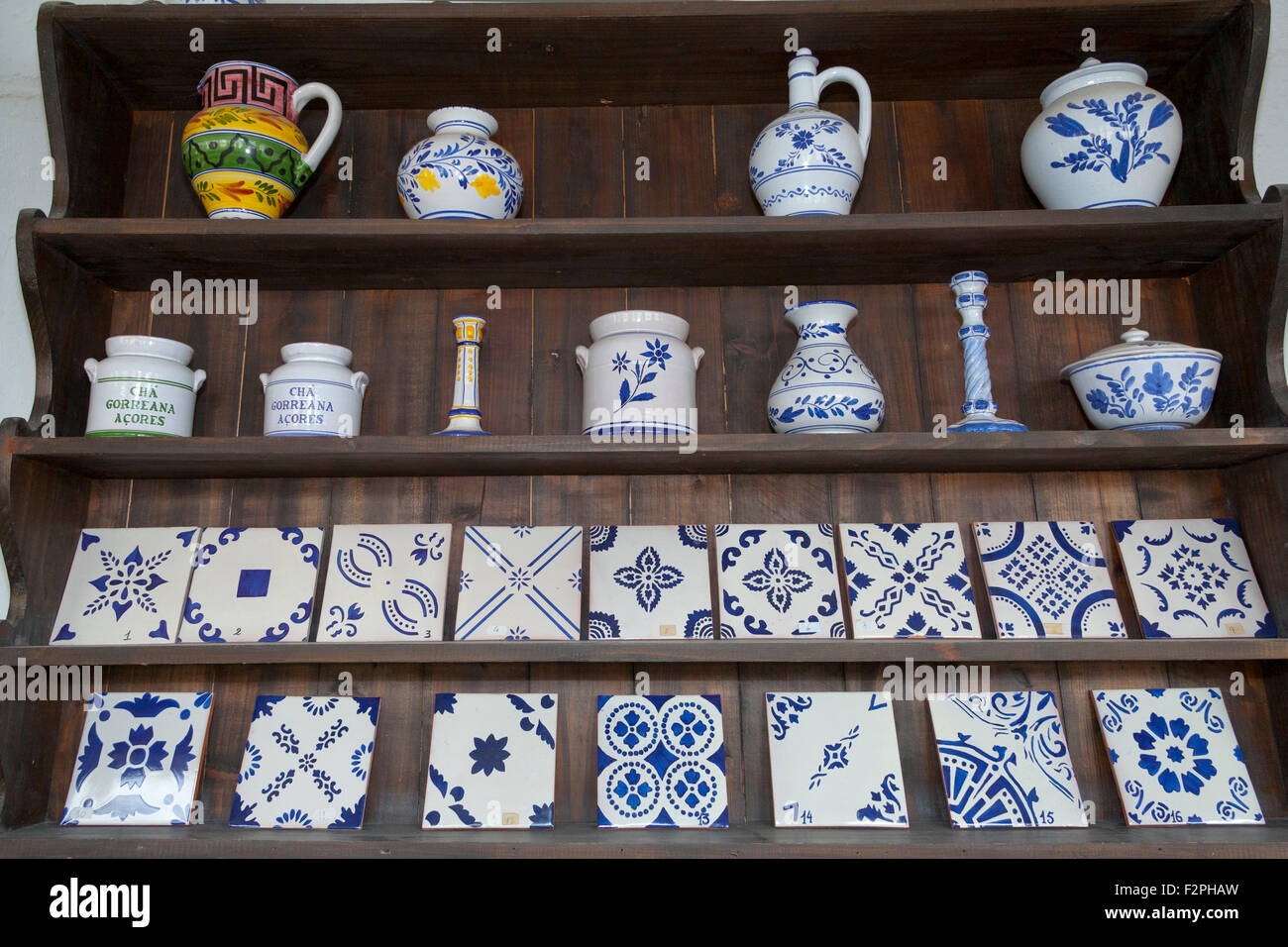 Isole Azzorre ceramiche tipiche sul display in Ceramica Vieira. Lagoa, isola Sao Miguel, Azzorre, Portogallo. Foto Stock