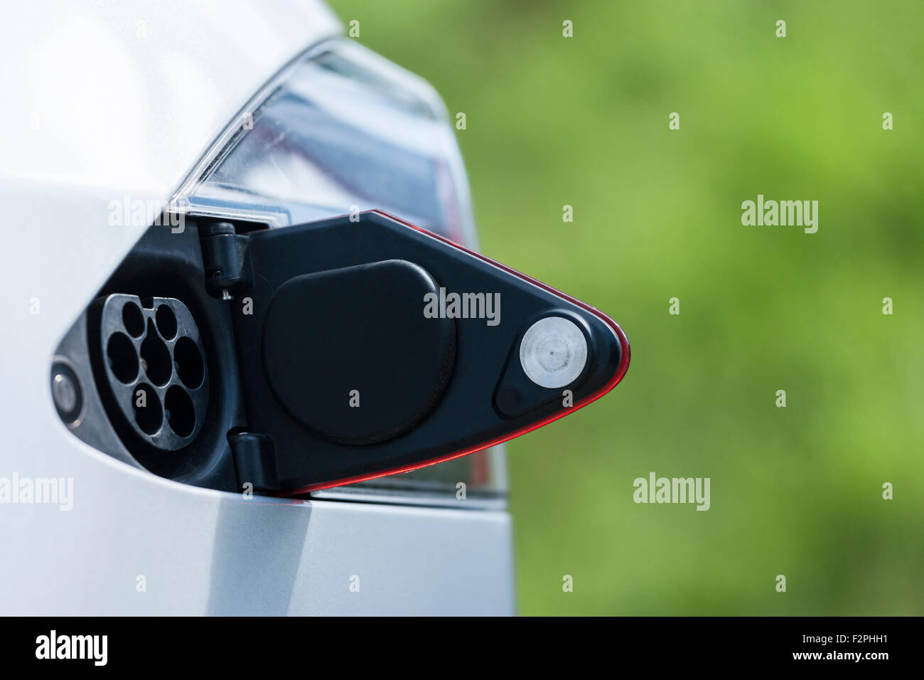 Aprire il tappo del serbatoio di una macchina elettrica Foto Stock