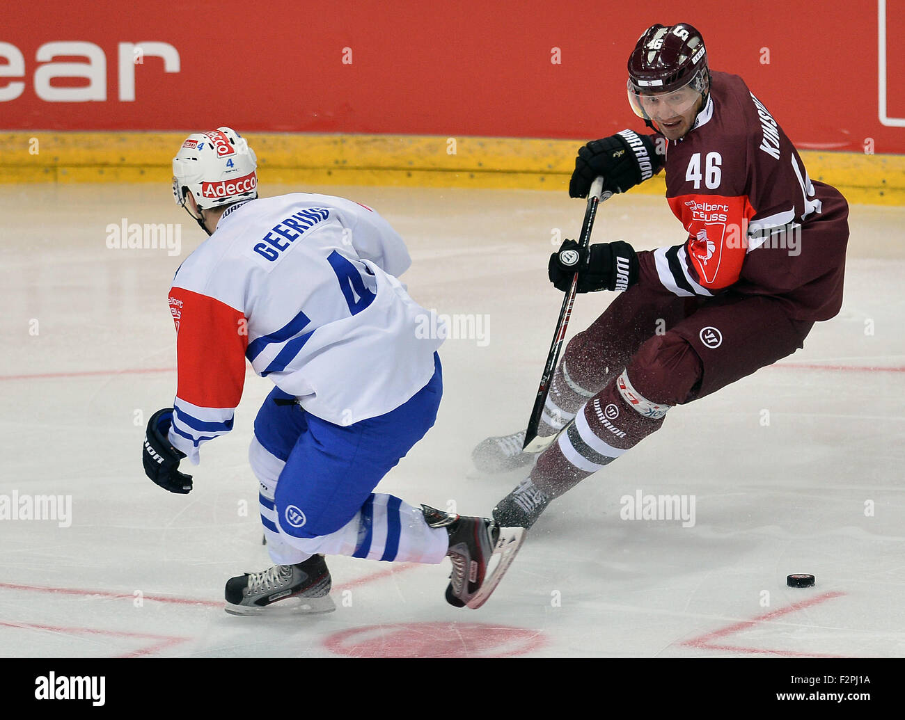 Praga, Repubblica Ceca. Il 22 settembre, 2015. Da sinistra: Patrick Geering di Zurigo e Petr Kumstat di Sparta durante l'hockey su ghiaccio Champions League, 1° round play off match HC Sparta Praha vs ZSC Lions Zurigo a Praga Repubblica Ceca, Settembre 22, 2015. © Katerina Sulova/CTK foto/Alamy Live News Foto Stock