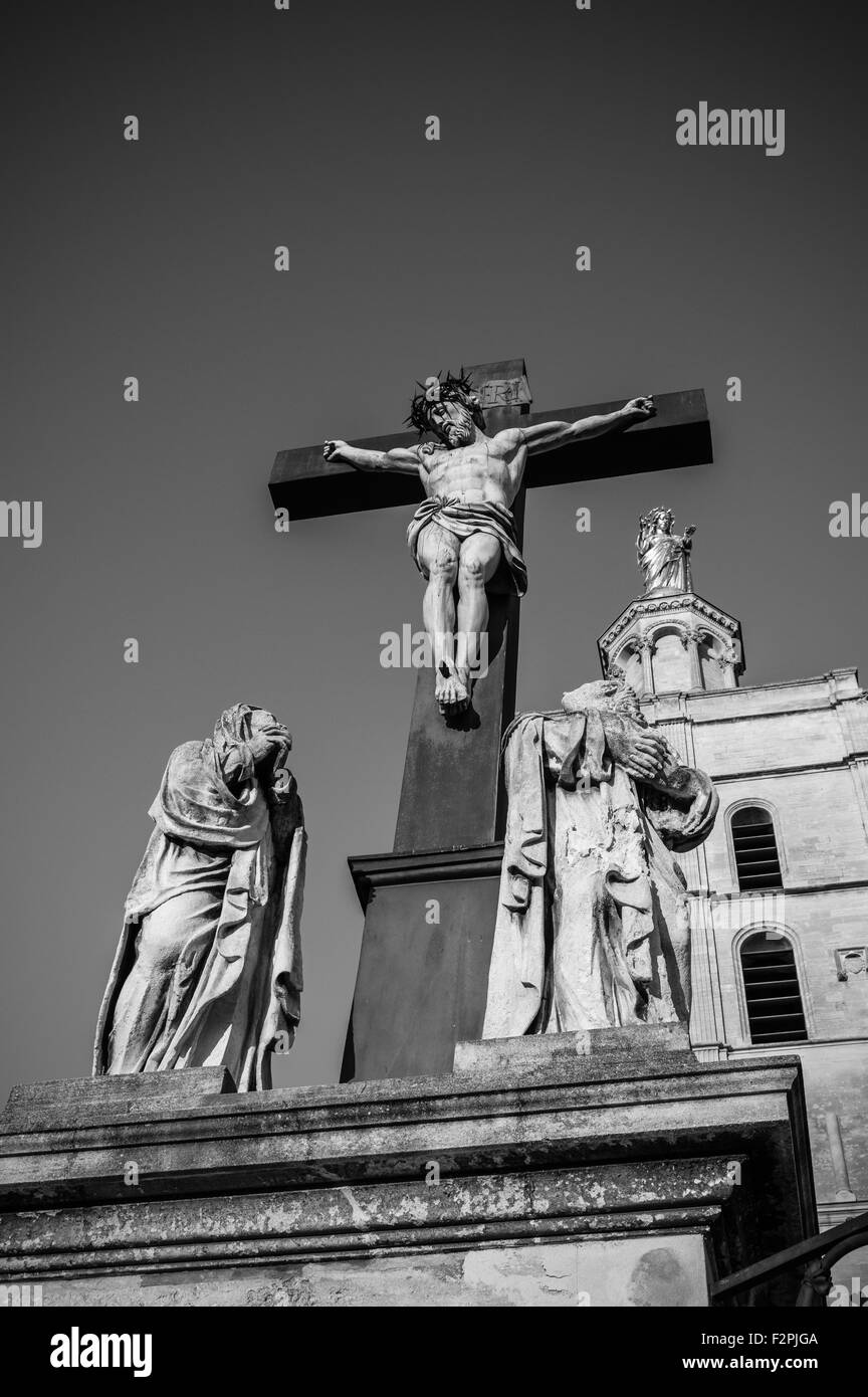 Statua di Gesù Cristo in croce al Palazzo dei Papi di Avignone un comune francese nel sud della Francia Foto Stock Statua di Gesù Cristo in croce al Palazzo dei Papi di Avignone un comune francese nel sud della Francia Foto Stock