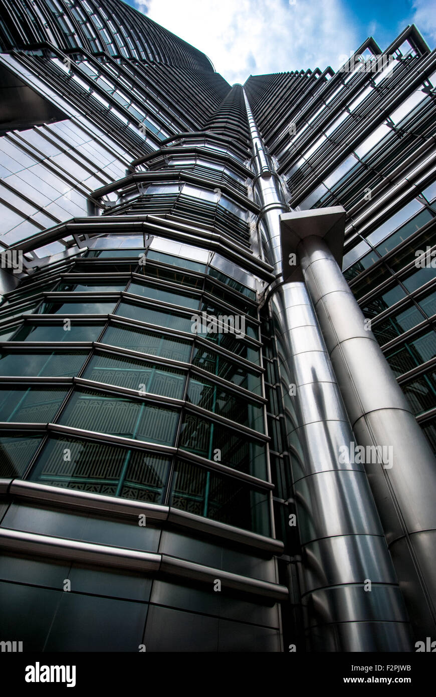 Una sola torre a Kuala Lumpur Petronas Towers - il più grande twin-torri nel mondo. Foto Stock