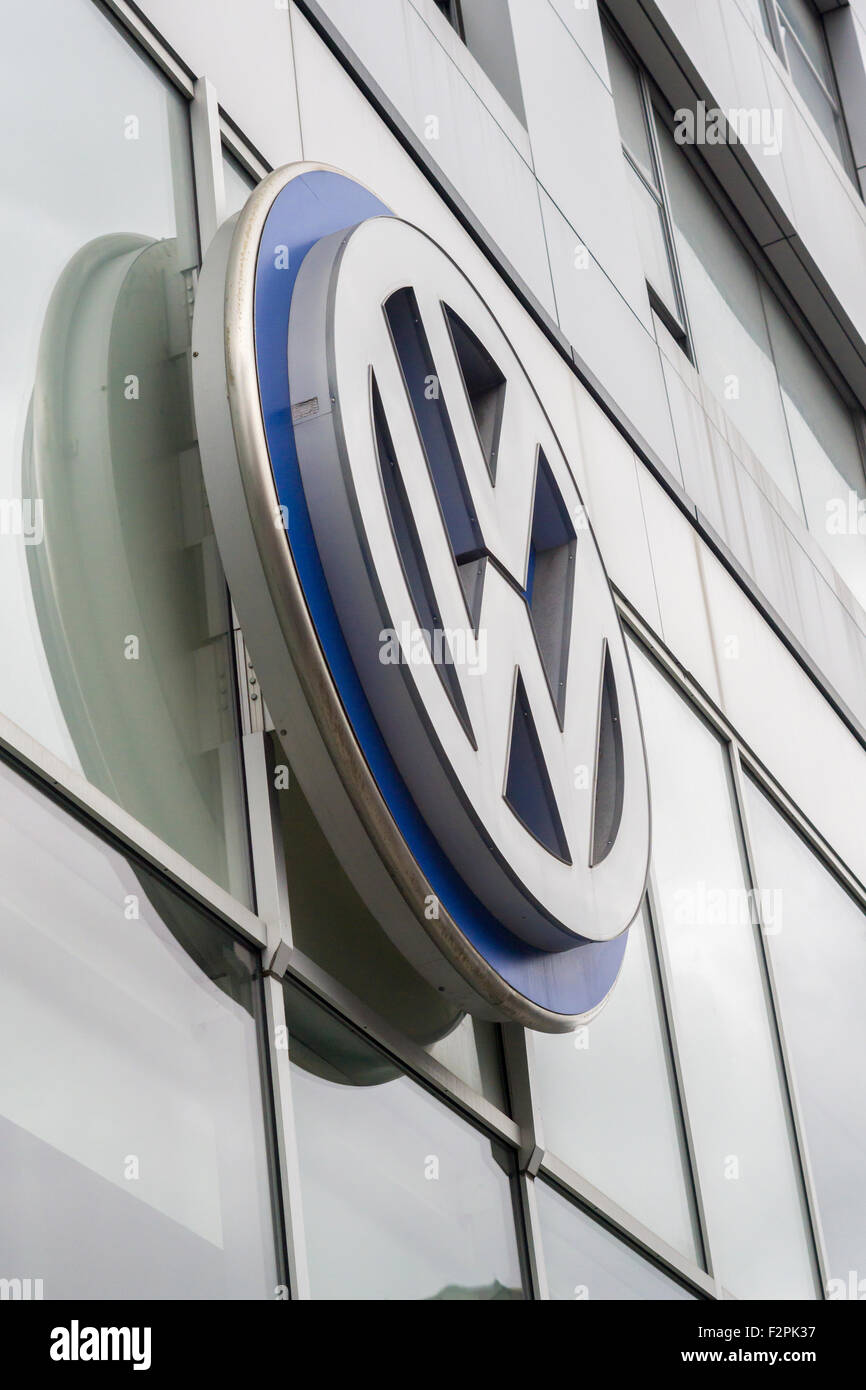 New York, Stati Uniti d'America. Il 22 settembre, 2015. Un concessionario Volkswagen in Manhattan a New York martedì, 22 settembre 2015. Gli Stati Uniti Agenzia per la protezione ambientale ha affermato che una sconfitta dispositivo integrato in VW automobili diesel' software causerà la vettura per apparire più rispettosi dell'ambiente quando si passa attraverso il test delle emissioni. Facce di VW di miliardi di dollari in multe negli Stati Uniti e potenzialmente di altri paesi, per non parlare di cause civili. Credito: Richard Levine/Alamy Live News Foto Stock