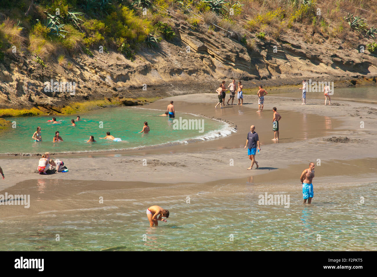 Persone terme e relax in spiaggia piccola all'interno dell'isolotto di Vila Franca do Campo al largo dell'isola di Sao Miguel, Azzorre Foto Stock