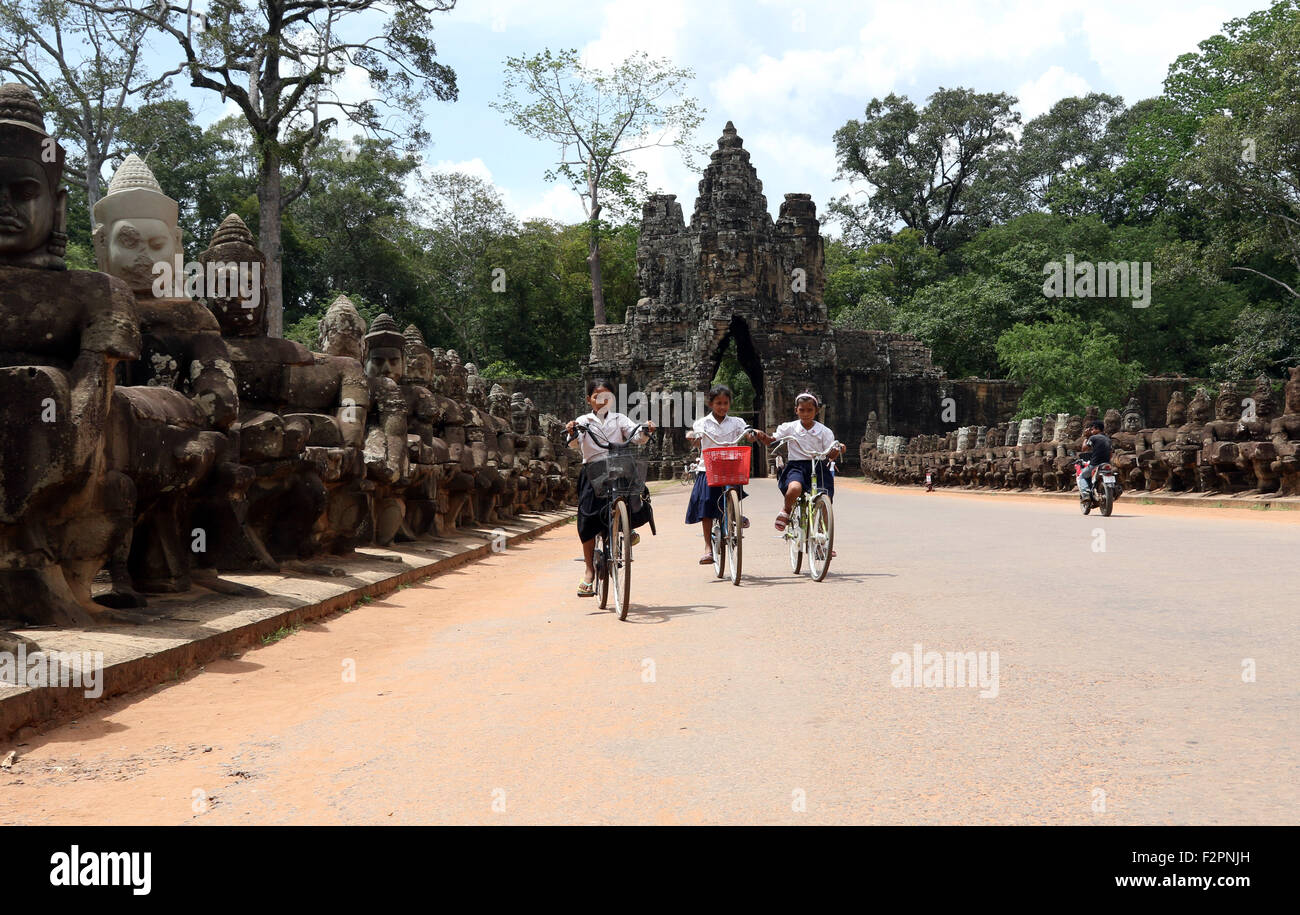 Kids scuola di ciclismo attraverso il tempio di Angkor i bambini Foto Stock