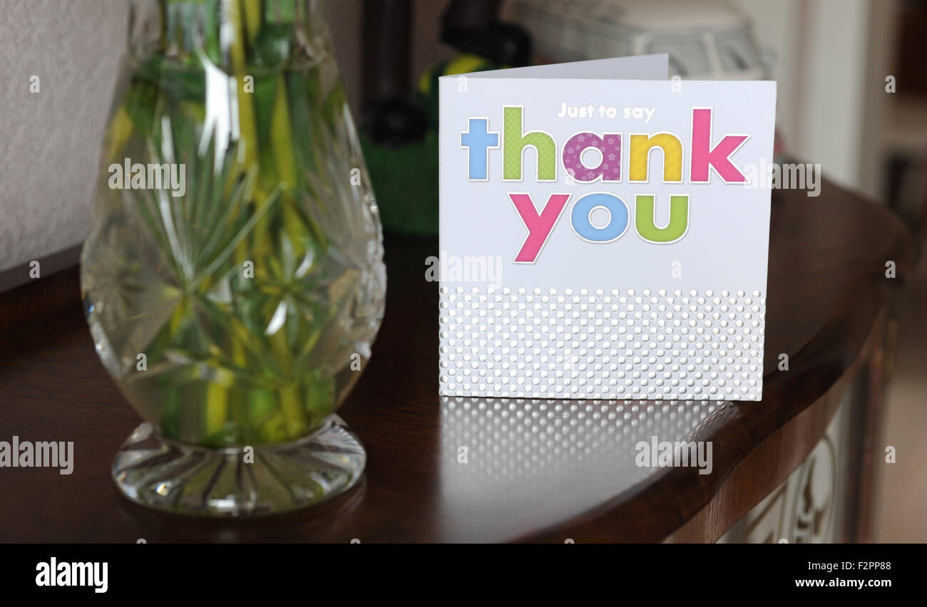 THANKYOU CARD sulla sponda ri amici aiutando regali di compleanno carte regalo presenta vicini CHRISTMAS PARTY KIDS postali di invio Foto Stock