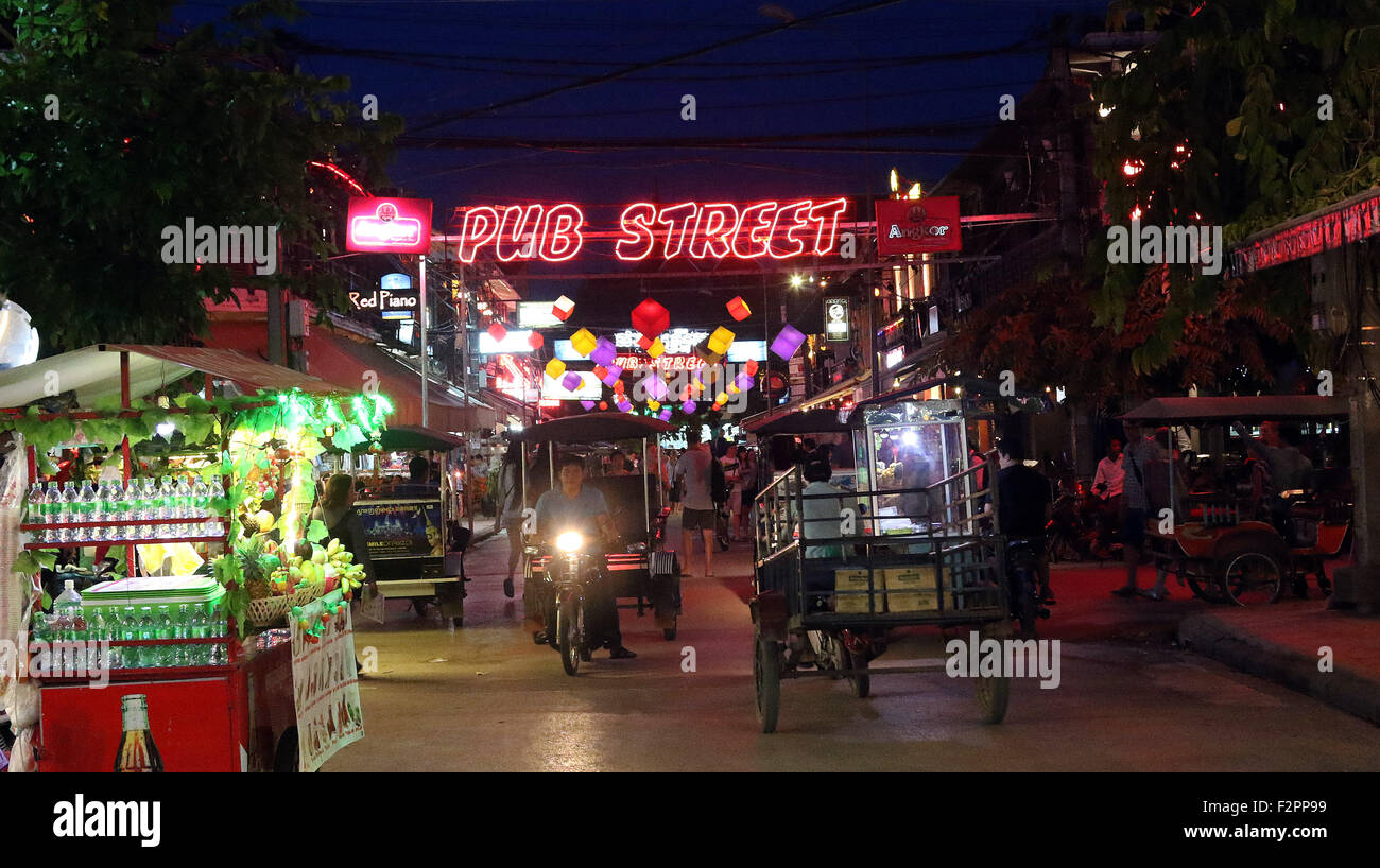 Pub Street tuktuks vita notturna mangiare bere Foto Stock