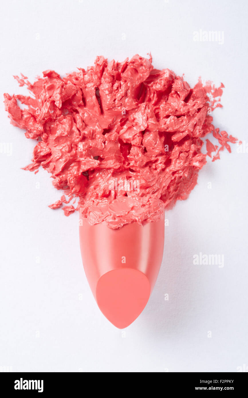 Coral sbavature del rossetto su bianco Foto Stock