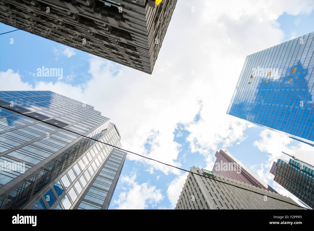 Toronto, Canada-agosto 1,2015:architetture tipiche della periferica dello skyline di Toronto durante una giornata di sole. Foto Stock