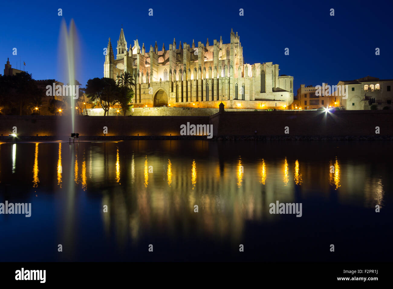 La Seu Cathedral, Palma de Mallorca prese a ora di blu Foto Stock