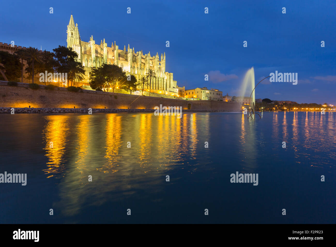 La Seu cathedral shot presi dopo che il sole è andato giù al tramonto Foto Stock