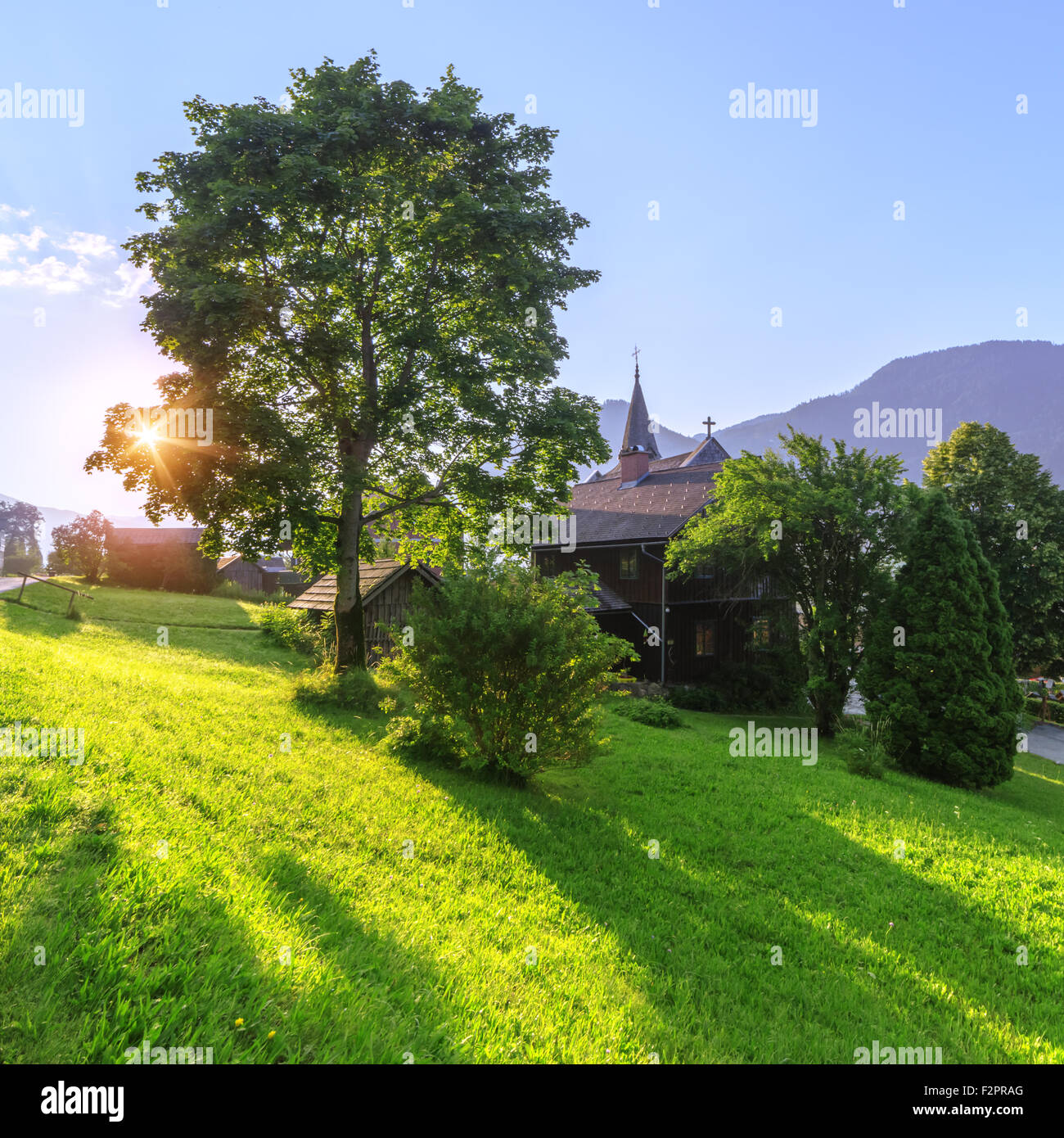 Incredibile la mattina in Resslern villaggio vicino al lago Grundlsee. Alpi, l'Austria, l'Europa. Foto Stock