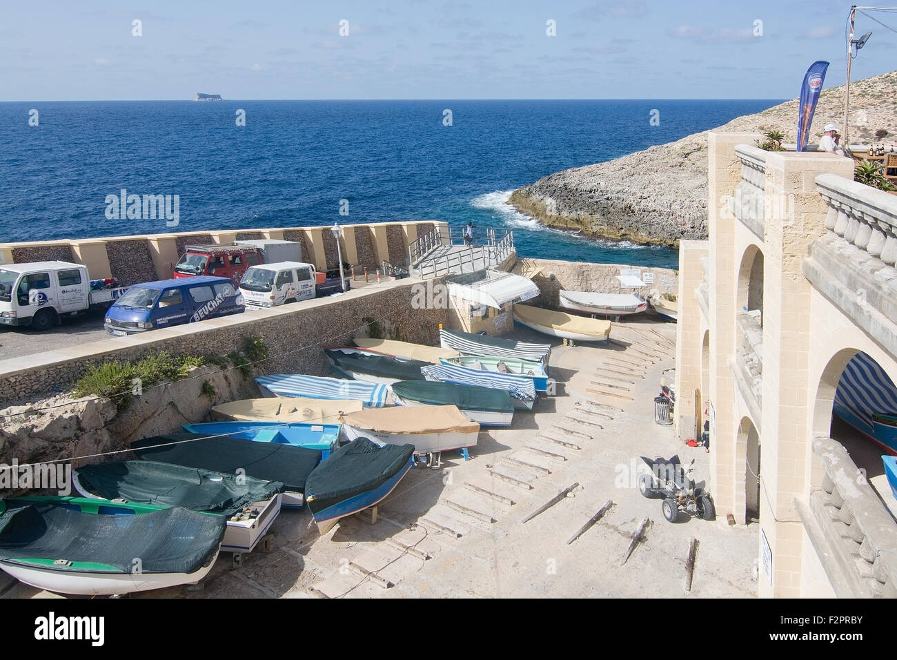 Barche giacenti in strada in salita in una popolare attrazione turistica Grotta Blu in una giornata di sole nel mese di settembre Foto Stock
