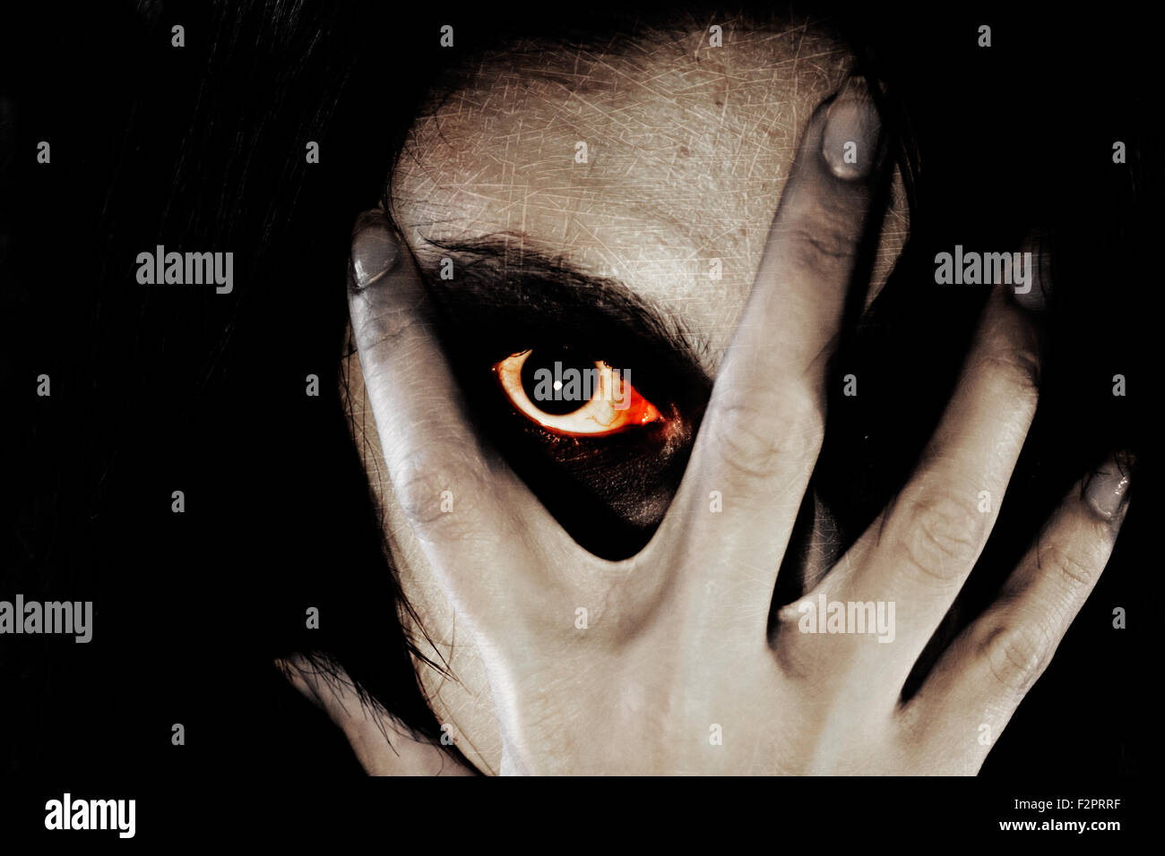 Un Yurei o Onryo - un fantasma vendicativo, come spesso si vede in horror giapponese. Foto Stock Un Yurei o Onryo - un fantasma vendicativo, come spesso si vede in horror giapponese. Foto Stock