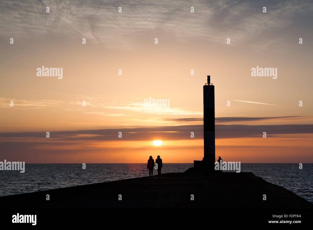 Giovane holding hands camminando lungo il molo a Aberystwyth Foto Stock