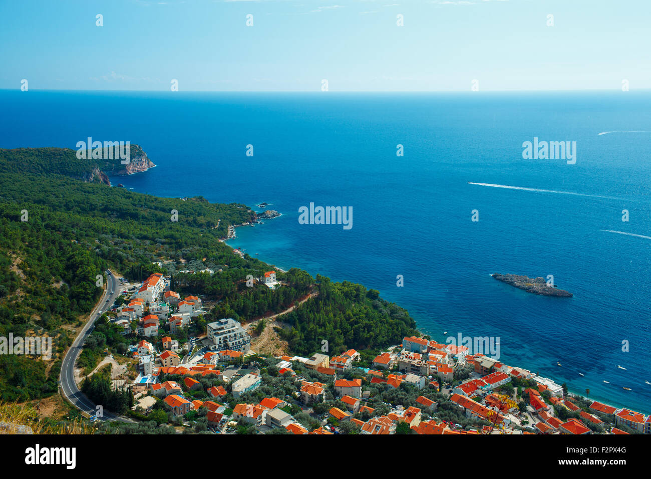 Il pittoresco panorama della costa adriatica nei pressi della città di Sveti Stefan, Montenegro, Balcani Foto Stock