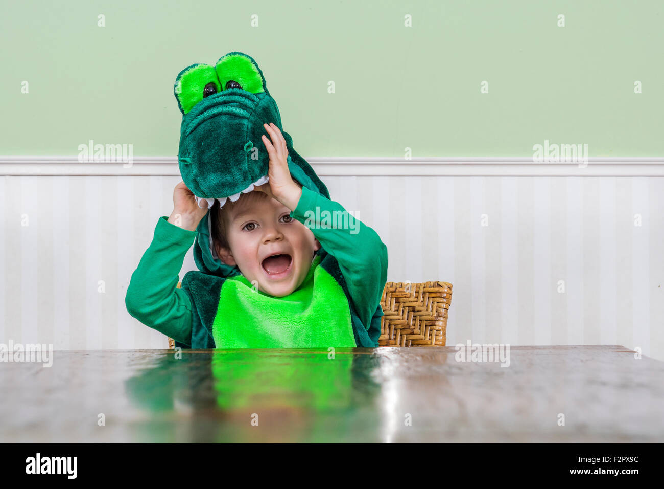 Adorable little boy in una tuta di coccodrillo Foto Stock