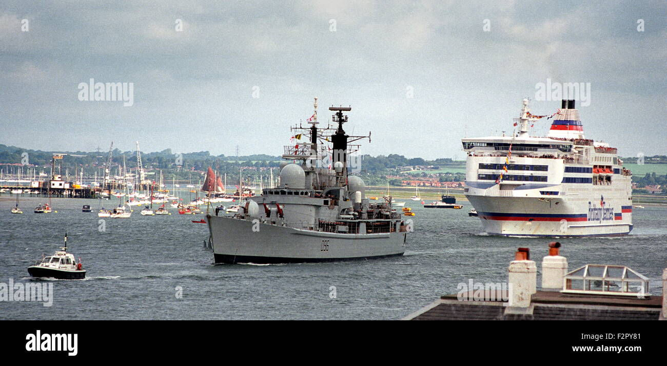 AJAXNETPHOTO -05 Giu 2004. PORTSMOUTH, Inghilterra. -D-Day 60ESIMO ANNIVERSARIO - QUEENS HARBOUR MASTER LANCIO CONDUCE HMS Gloucester e il traghetto NORMANDIE al di fuori del porto di Portsmouth a capo di una flottiglia di navi in direzione di Normandia. Foto:JONATHAN EASTLAND/AJAX. Rif.: 41106 24 Foto Stock