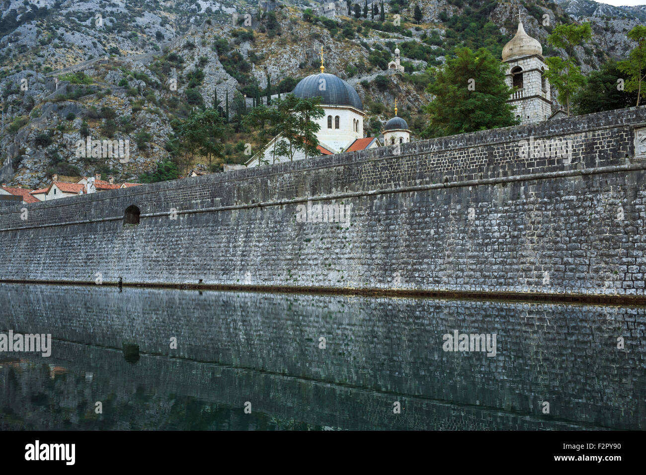 Cattaro fortificazione delle mura della città vecchia, Montenegro, Balcani Foto Stock