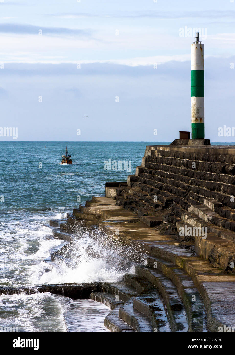 Barca da pesca avvicinando Aberystwyth harbour a Wales UK Foto Stock