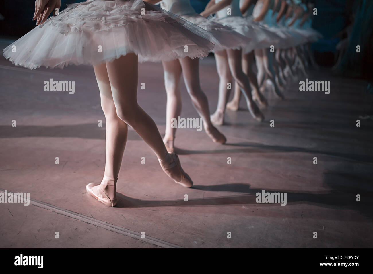 Ballerini in bianco tutu danza sincronizzata Foto Stock