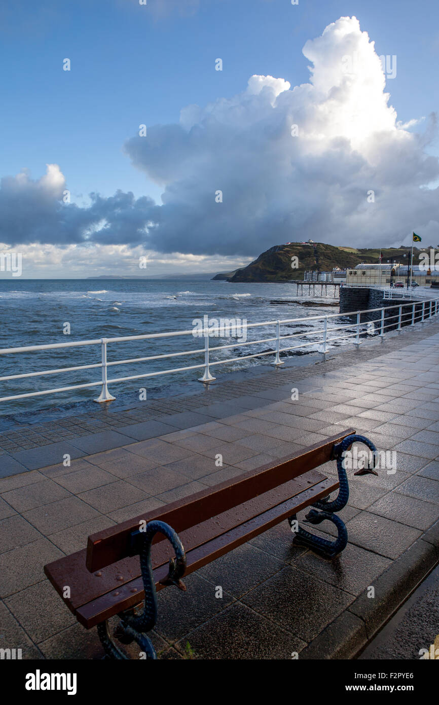 Banco vuoto su Aberystwyth promenade che guarda al mare Foto Stock