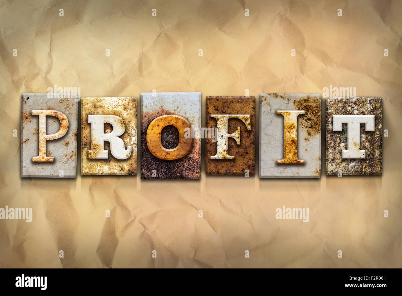 La parola 'profitto' scritto in metallo arrugginito rilievografia tipo su una sbriciolato invecchiato lo sfondo della carta. Foto Stock