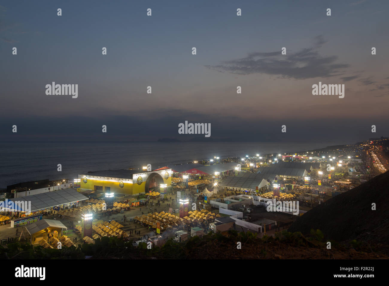 Lima, Perù - Settembre 11, 2015: vista dell'annuale festival alimentare Mistura di notte presa da sopra. Foto Stock