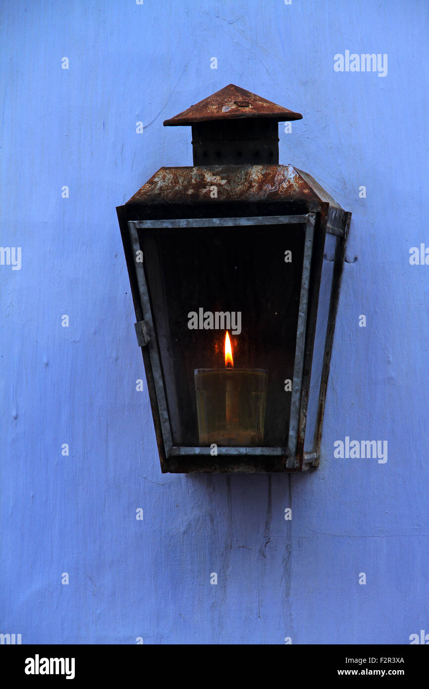 La luce di una candela in sinagoga Mattanchery Foto Stock
