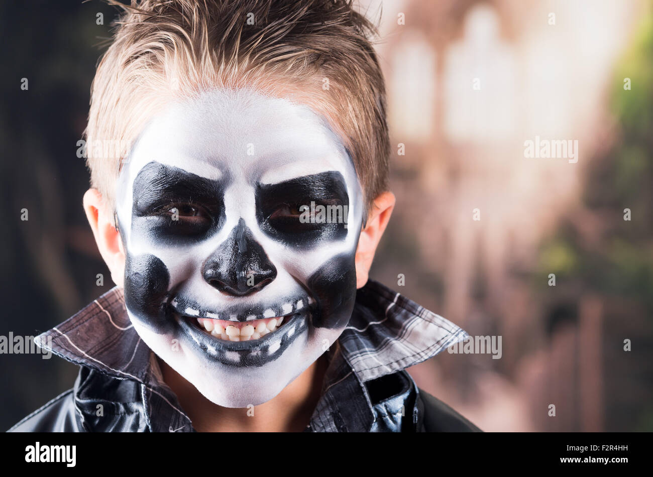 Scary piccolo ragazzo che indossa il trucco del cranio Foto stock - Alamy