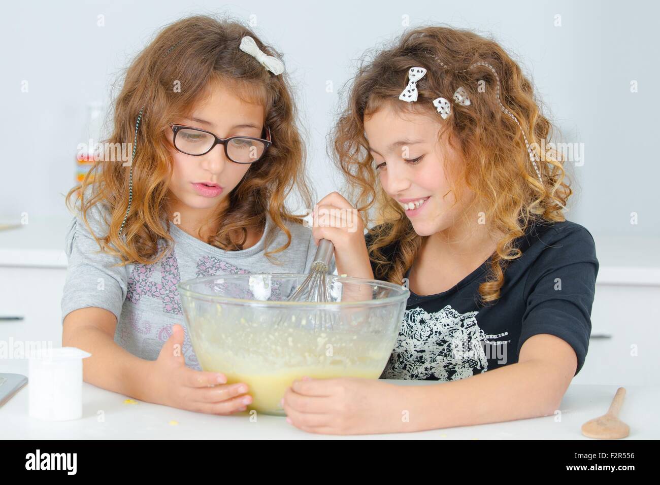 Due bambini di miscelazione degli ingredienti Foto Stock
