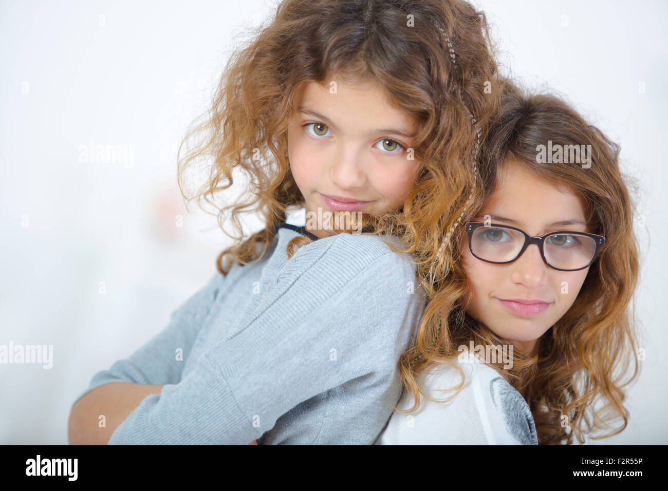 Due ragazze si fermò di schiena Foto Stock