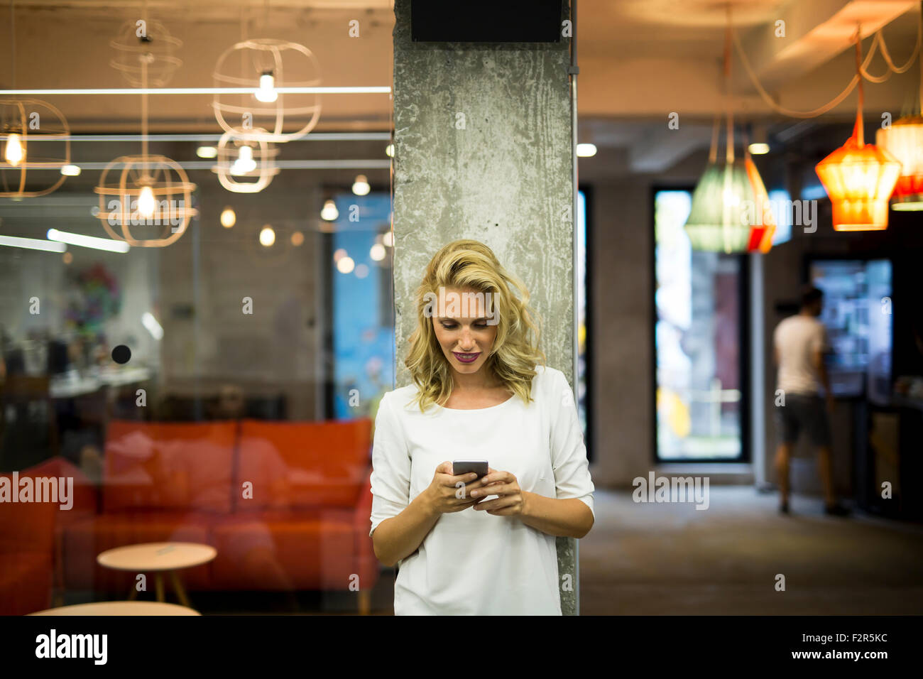 Giovane donna con il telefono cellulare Foto Stock