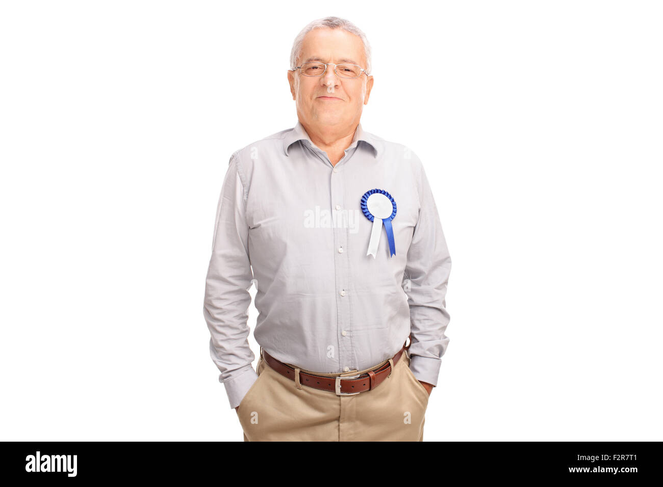 Orgogliosa senior gentleman in posa con il premio Blue Ribbon sulla sua maglietta isolati su sfondo bianco Foto Stock