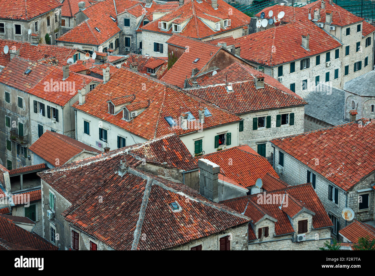 Una prospettiva aerea degli edifici di Cattaro città vecchia, Montenegro, Balcani Foto Stock