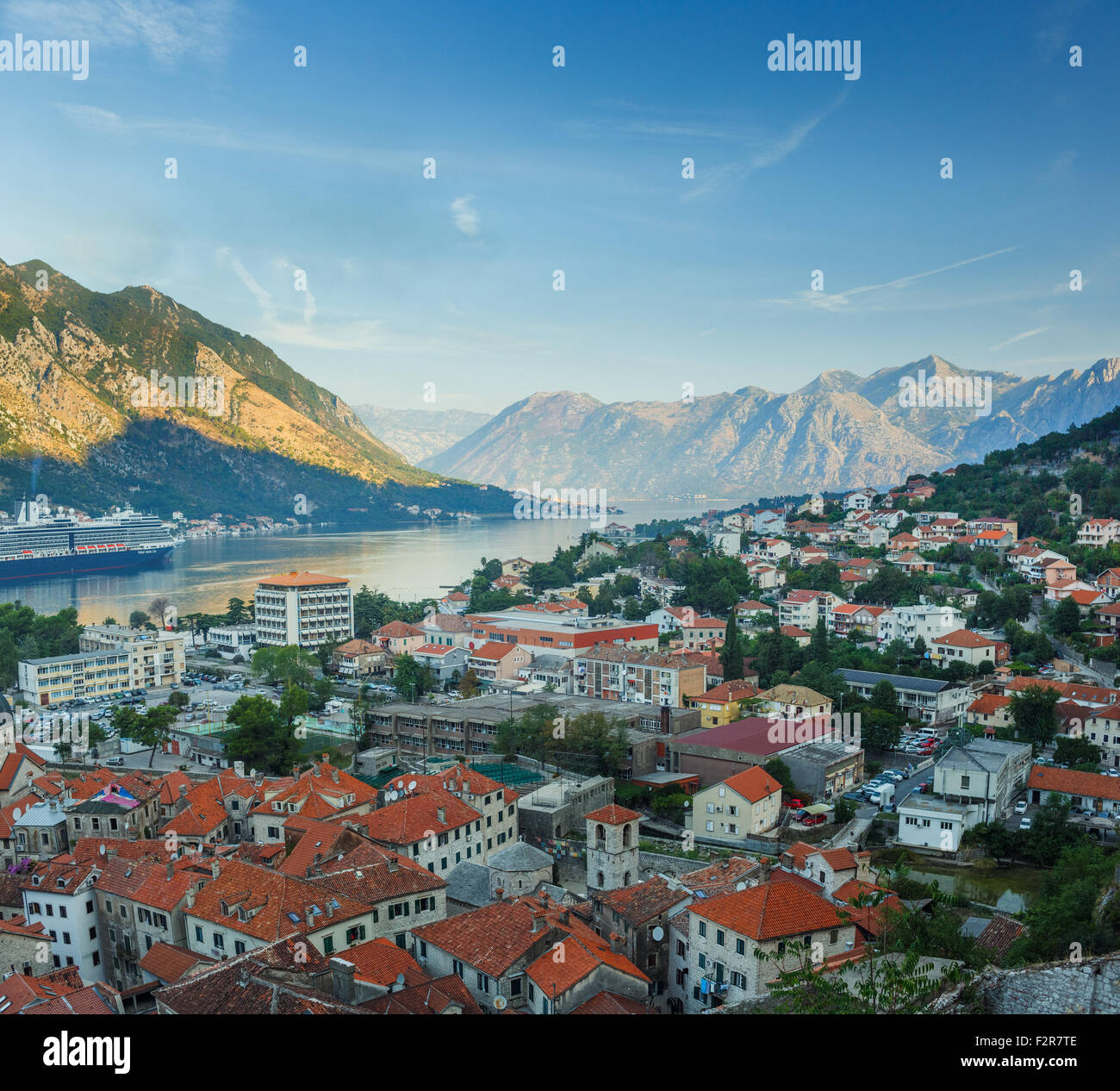 Panoramica vista superiore di Kotor bay (Boka Kotorska) e la città di Cattaro, Montenegro, Balcani Foto Stock