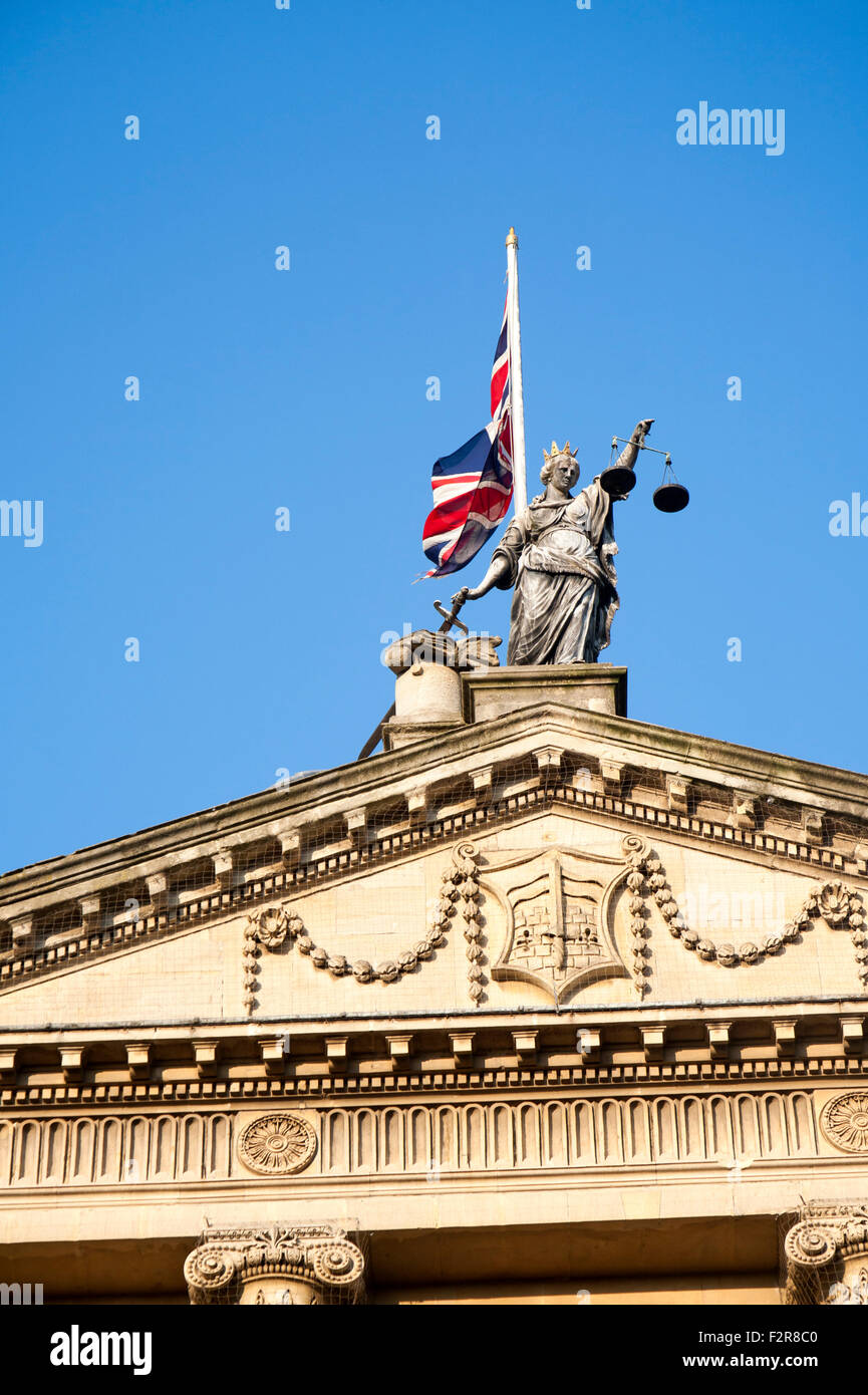 Britannia azienda scale di giustizia, top Guildhall edificio, bagno, Somerset, Inghilterra, Regno Unito Foto Stock