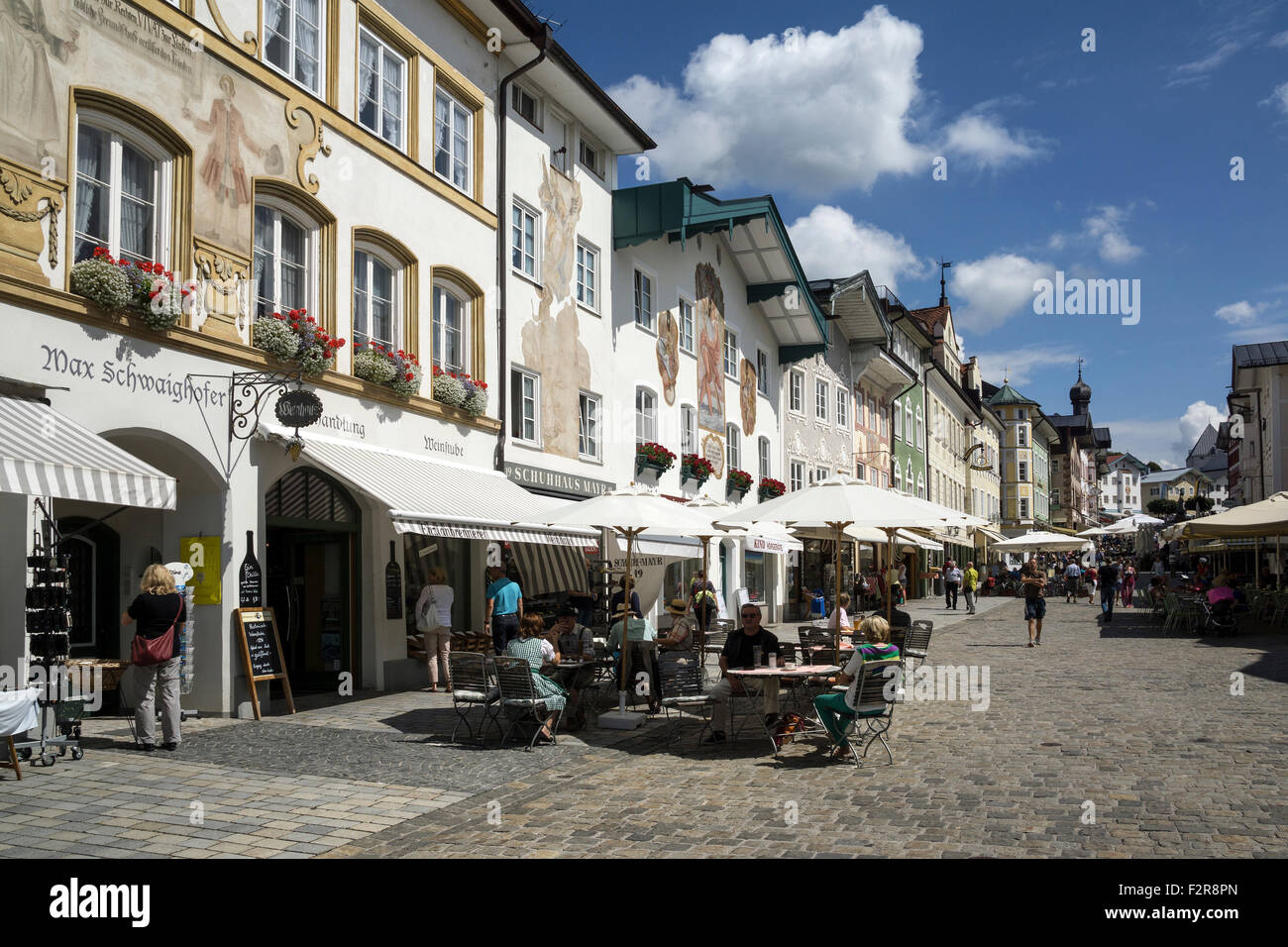 Vecchia casa dipinta di facciate, zona pedonale con ristoranti, market street, Bad Tölz, Alta Baviera, Baviera, Germania Foto Stock
