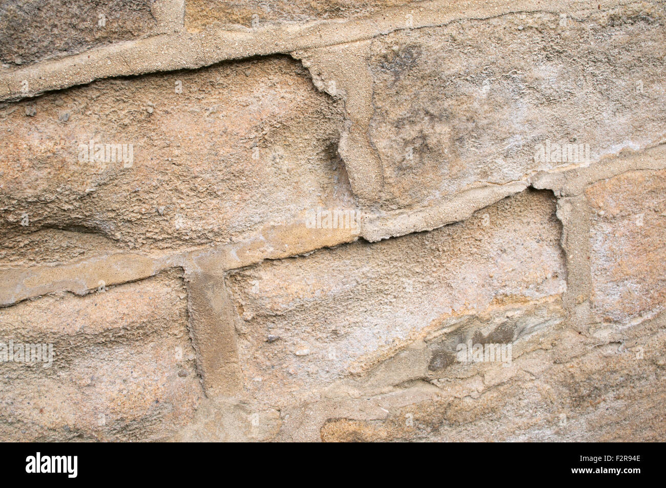 Muratura di pietra scheggiatura o erosione dovuta all'impiego di un cemento incompatibili. Otley, West Yorkshire, Inghilterra, Regno Unito Foto Stock